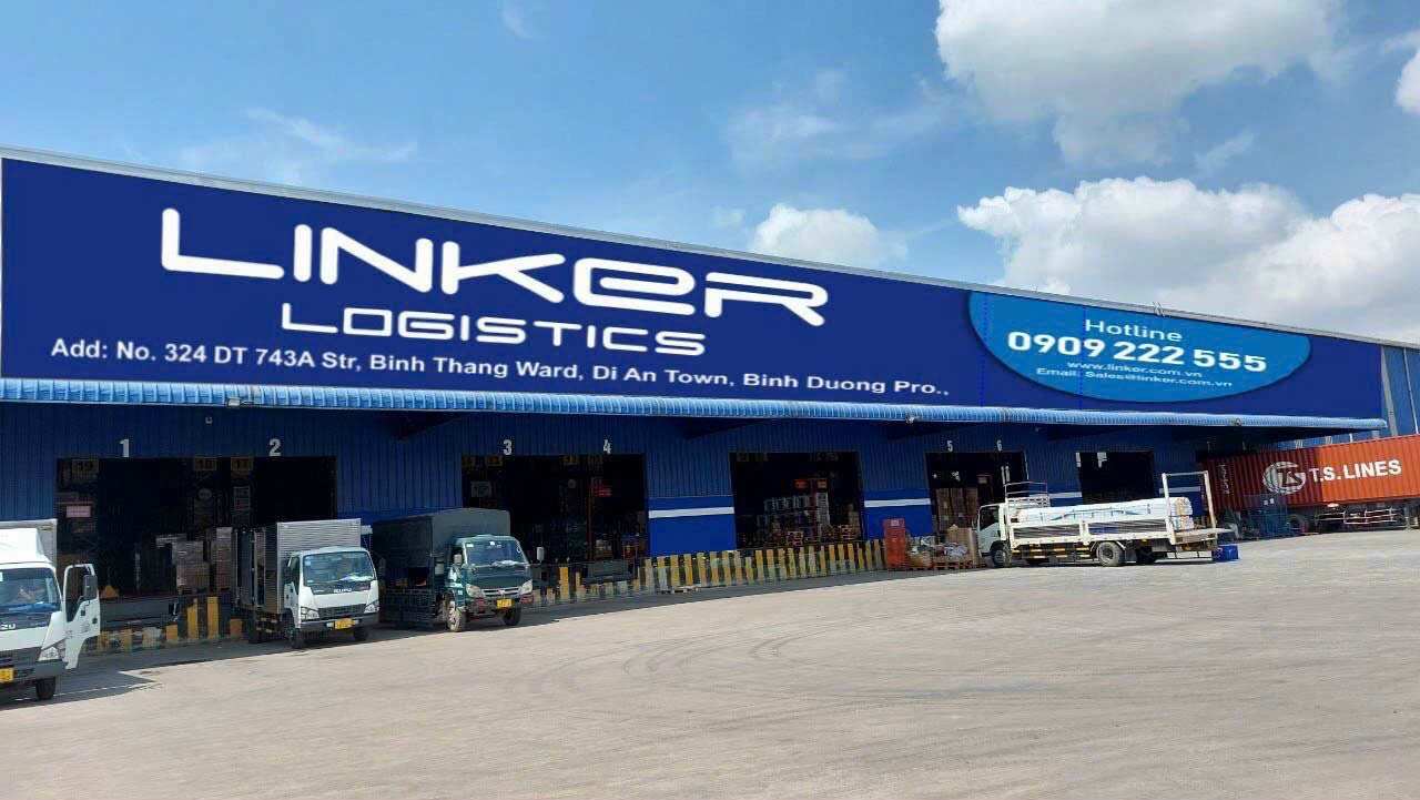 Hệ thống cửa xuất nhập hàng (loading docks) vận hành liên tục tại kho Linker Logistics
